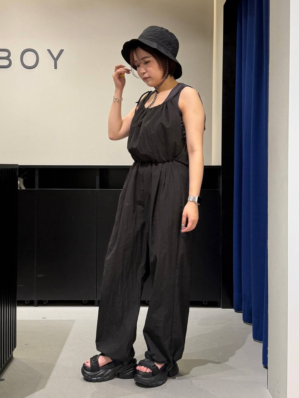 ブラック系のサンダル、グレー系のタンクトップ、ブルー系のサロペット/オーバーオールを着用したレディースの夏コーディネートの5枚目の写真