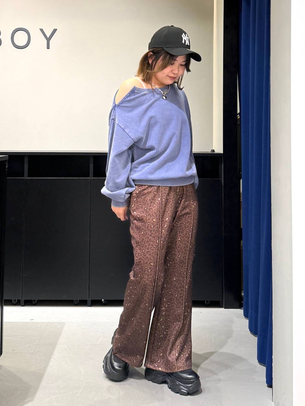 ブラック系のブーツ、ブラック系のボストンバッグ、その他のその他パンツを着用したレディースの冬コーディネートの3枚目の写真