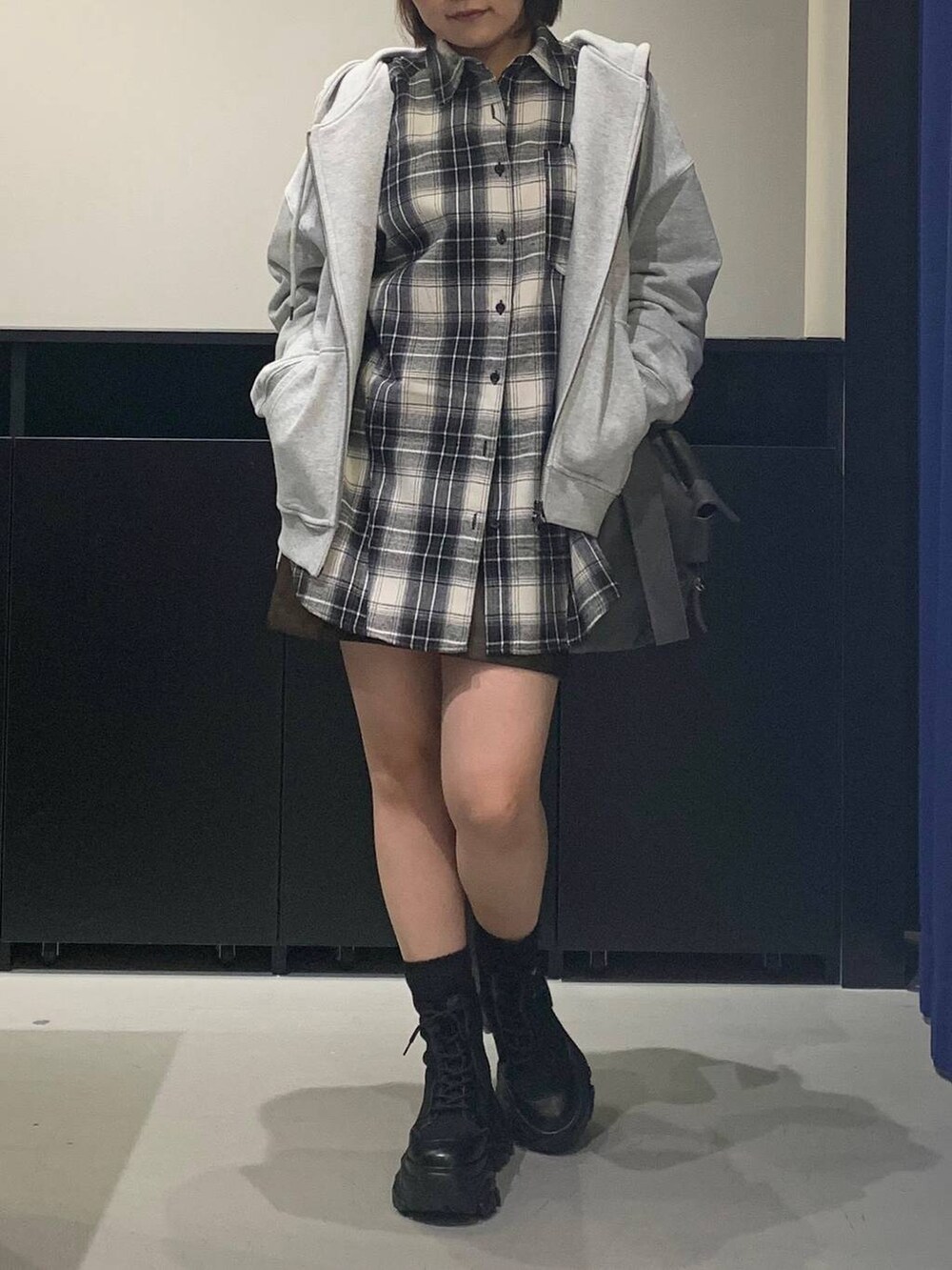 ブラック系のブーツ、グレー系のショルダーバッグ、ブラック系のシャツ/ブラウスを着用したレディースの秋コーディネートの2枚目の写真