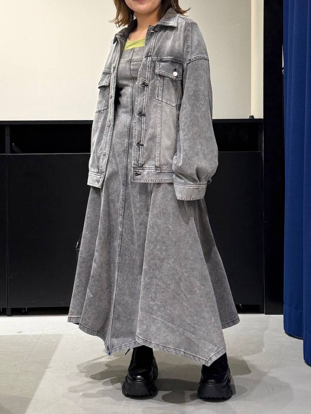 ブラック系のブーツ、ブラック系のハンドバッグ、ブラック系のブルゾンを着用したレディースの冬コーディネートの3枚目の写真