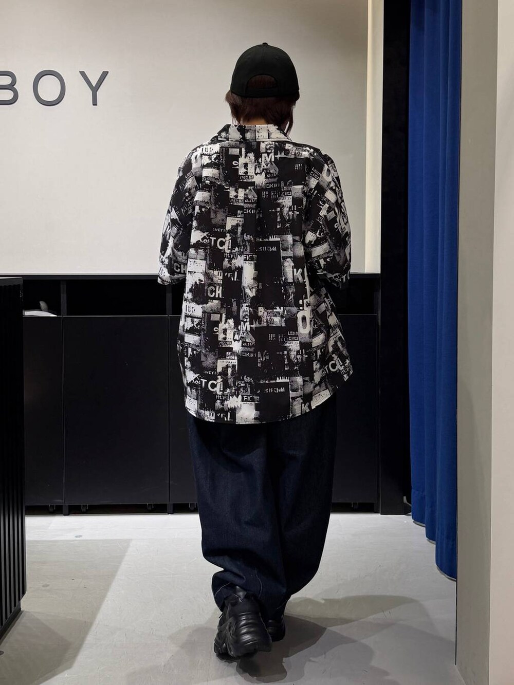 ブラック系のスニーカー、ホワイト系のTシャツ/カットソー、ブラック系のシャツ/ブラウスを着用したレディースの夏コーディネートの5枚目の写真