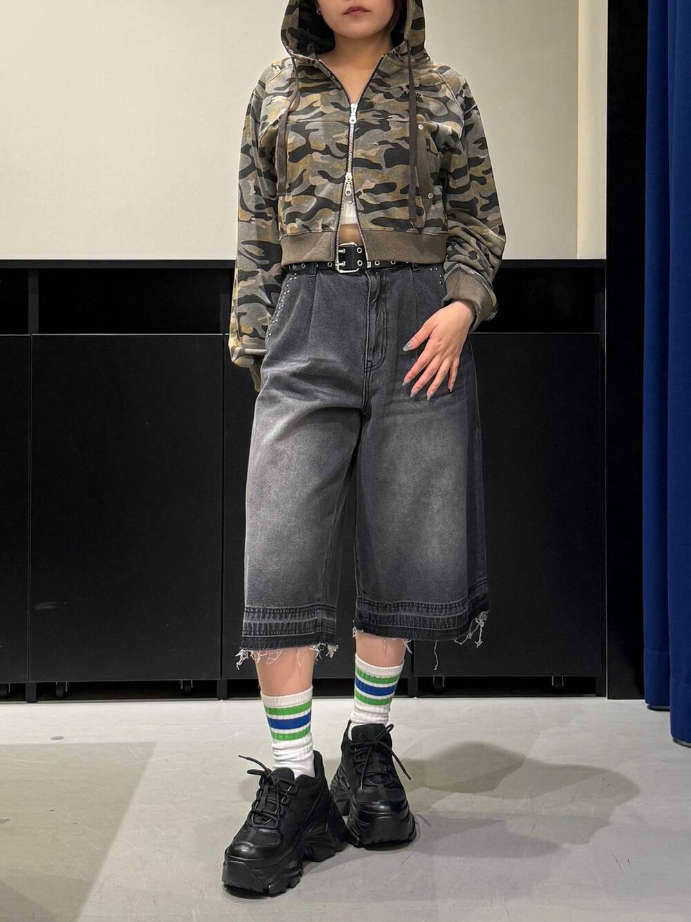 ブラック系のスニーカー、ブラック系のデニムパンツ、その他のパーカーを着用したレディースの夏コーディネートの2枚目の写真
