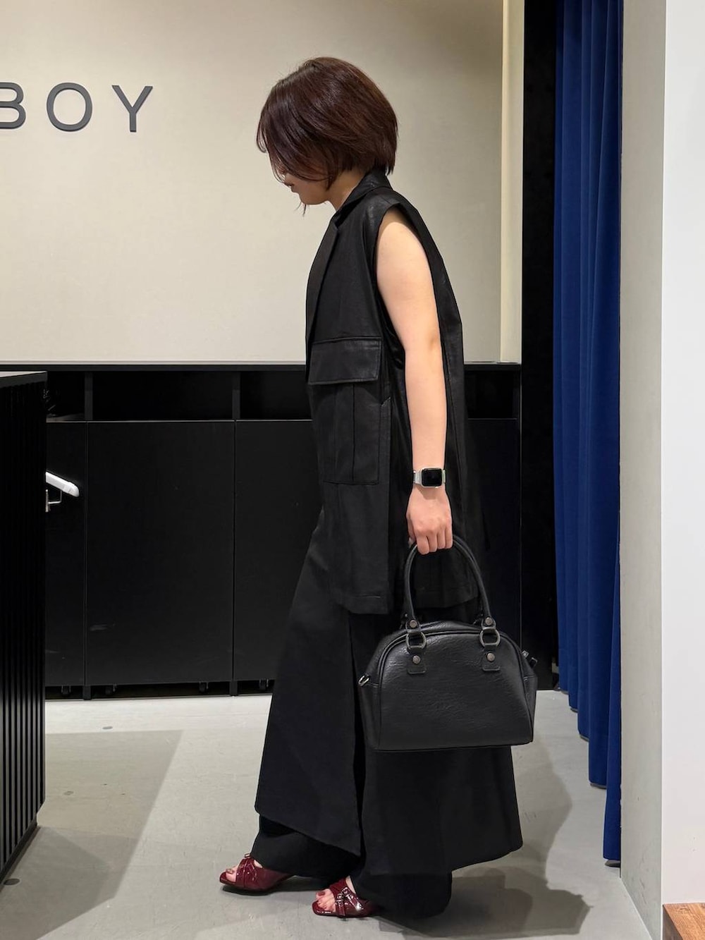 ホワイト系のキャミソール、レッド系のサンダル、ブラック系のワンピースを着用したレディースの夏コーディネートの5枚目の写真