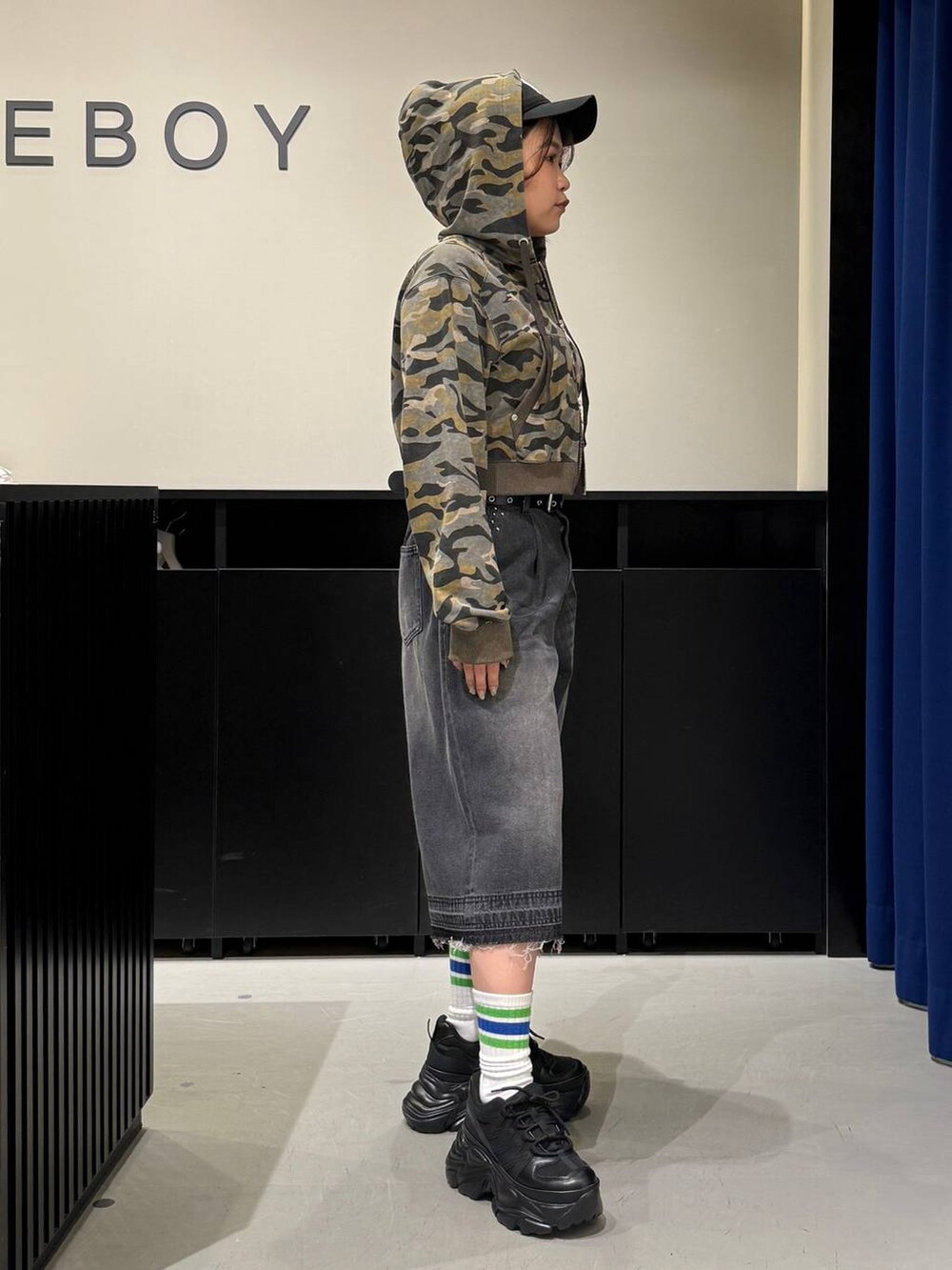 ブラック系のスニーカー、ブラック系のデニムパンツ、その他のパーカーを着用したレディースの夏コーディネートの5枚目の写真