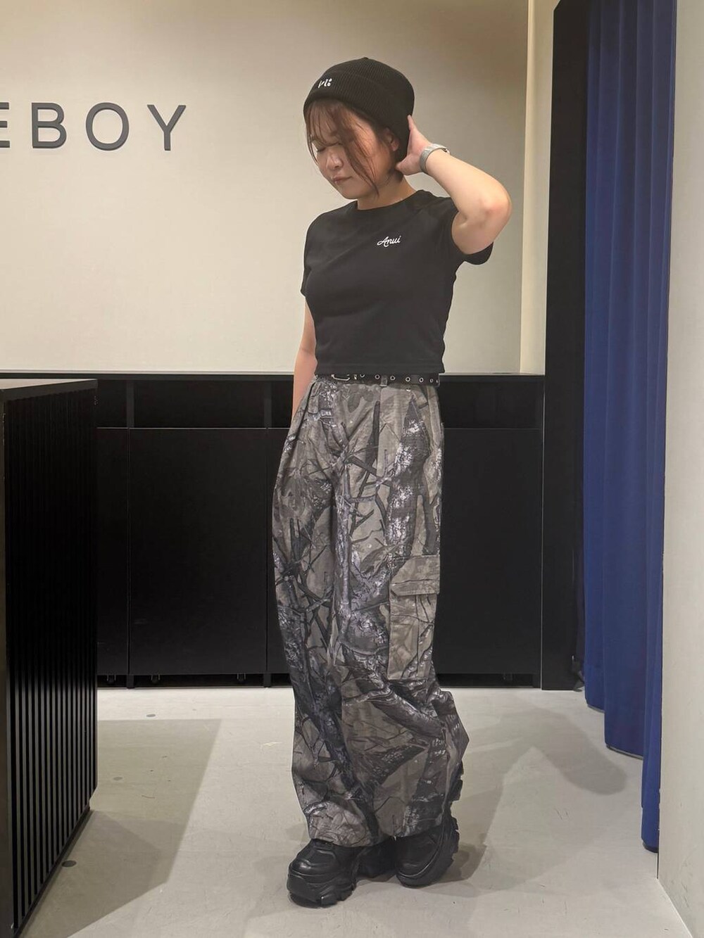 ブラック系のスニーカー、グレー系のカーゴパンツ、ブラック系のTシャツ/カットソーを着用したレディースの夏コーディネートの7枚目の写真