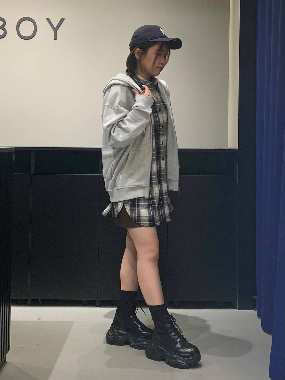 ブラック系のブーツ、グレー系のショルダーバッグ、ブラック系のシャツ/ブラウスを着用したレディースの秋コーディネートの3枚目の写真