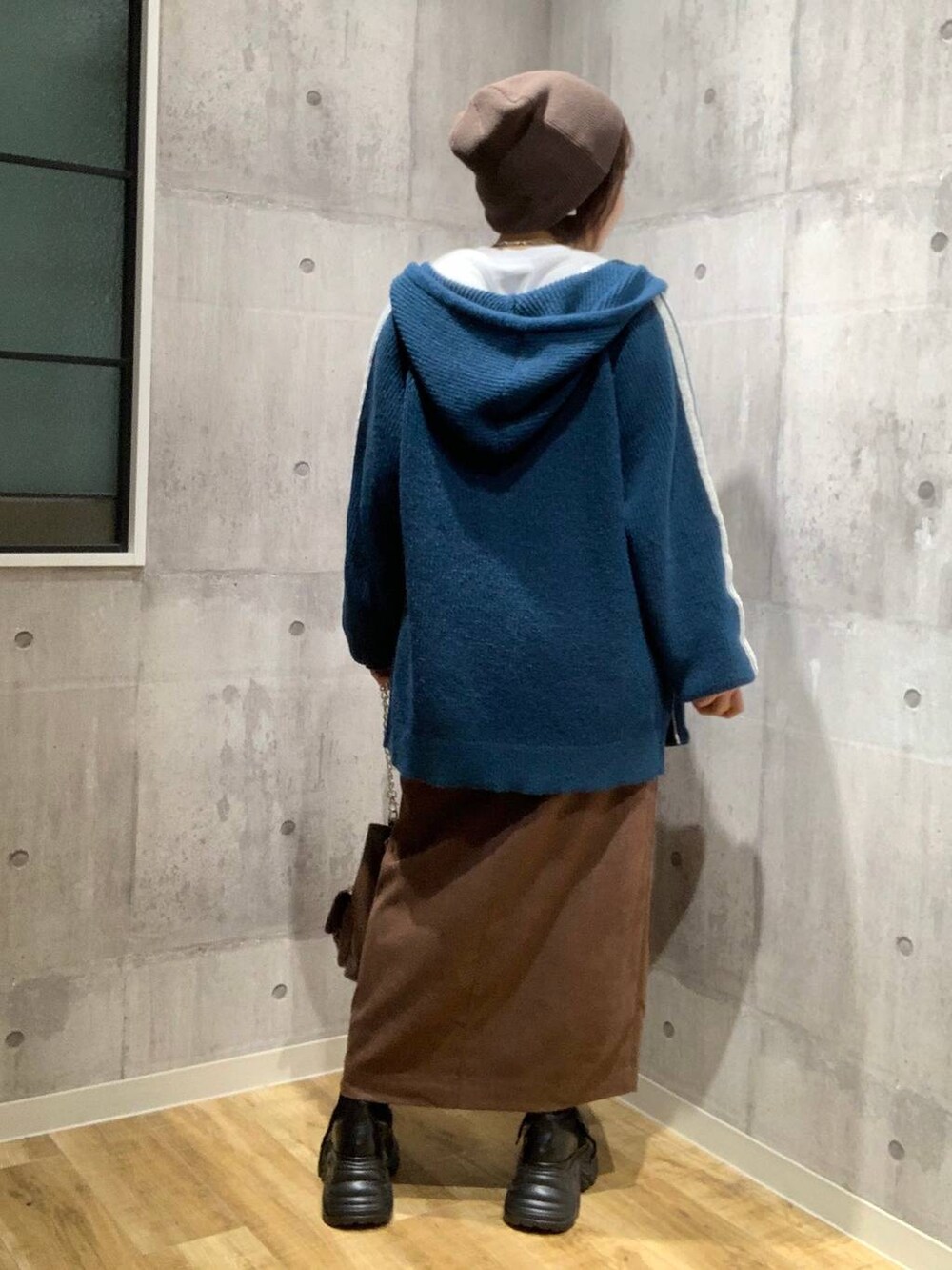 ブラック系のブーツ、ブラウン系のショルダーバッグ、ホワイト系のTシャツ/カットソーを着用したレディースの秋コーディネートの5枚目の写真