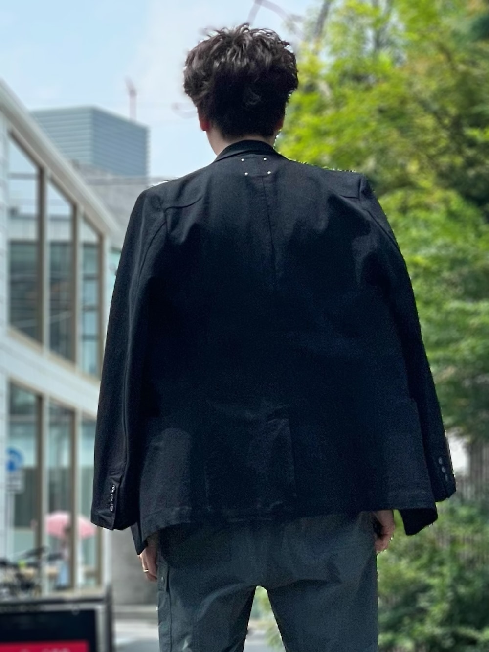 ブラック系のデニムジャケット、グレー系のその他パンツを着用したメンズの秋コーディネートの2枚目の写真