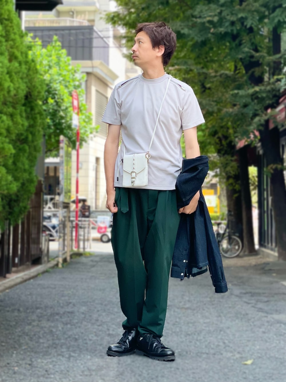 ブルー系のシャツ/ブラウス、グレー系のTシャツ/カットソー、ホワイト系のショルダーバッグを着用したメンズの秋コーディネートの2枚目の写真