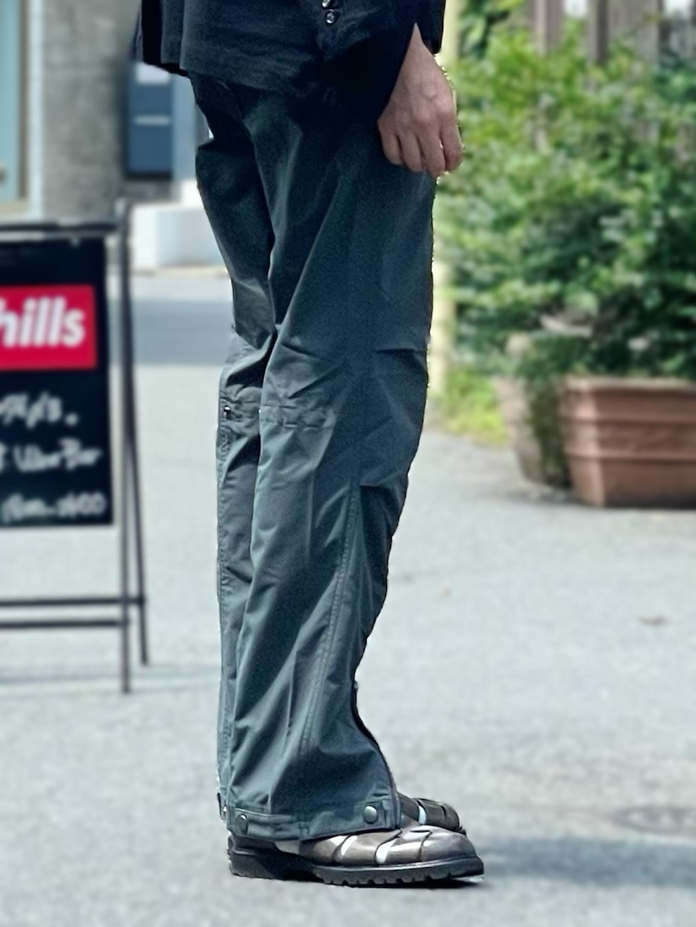 ブラック系のデニムジャケット、グレー系のその他パンツを着用したメンズの秋コーディネートの3枚目の写真