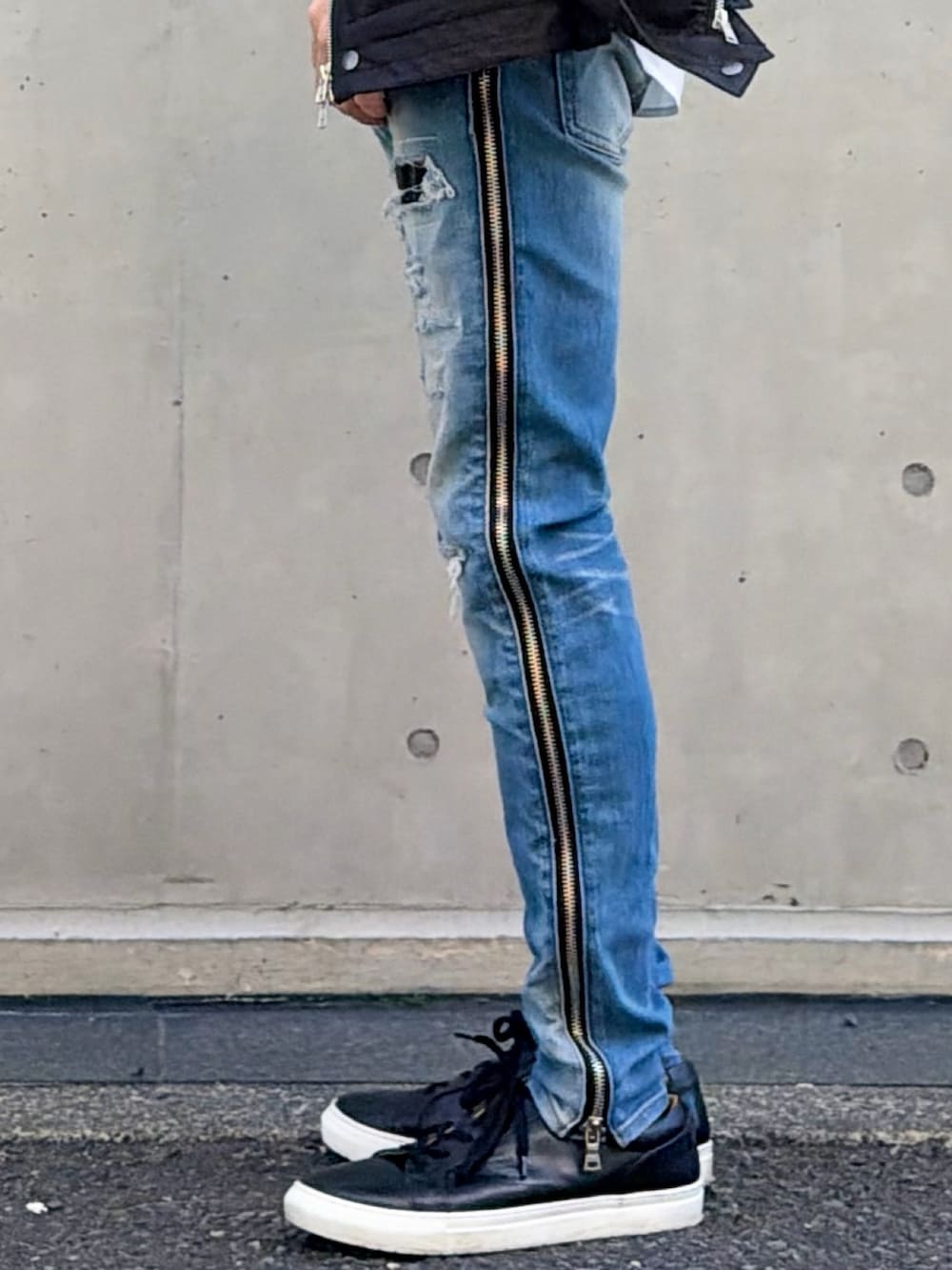 ブラック系のブルゾン、ホワイト系のシャツ/ブラウス、ブルー系のデニムパンツを着用したメンズの春コーディネートの3枚目の写真