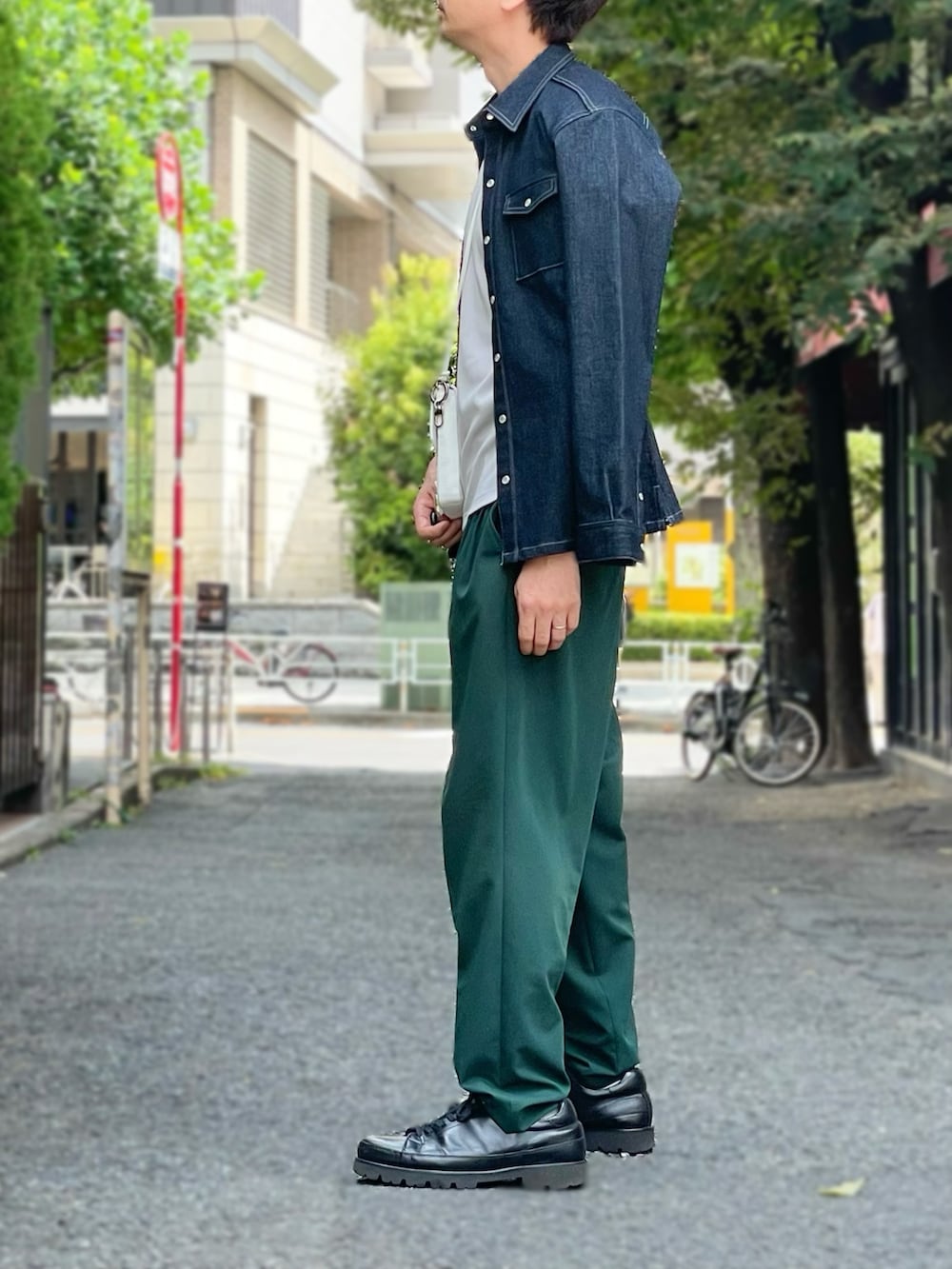 ブルー系のシャツ/ブラウス、グレー系のTシャツ/カットソー、ホワイト系のショルダーバッグを着用したメンズの秋コーディネートの3枚目の写真