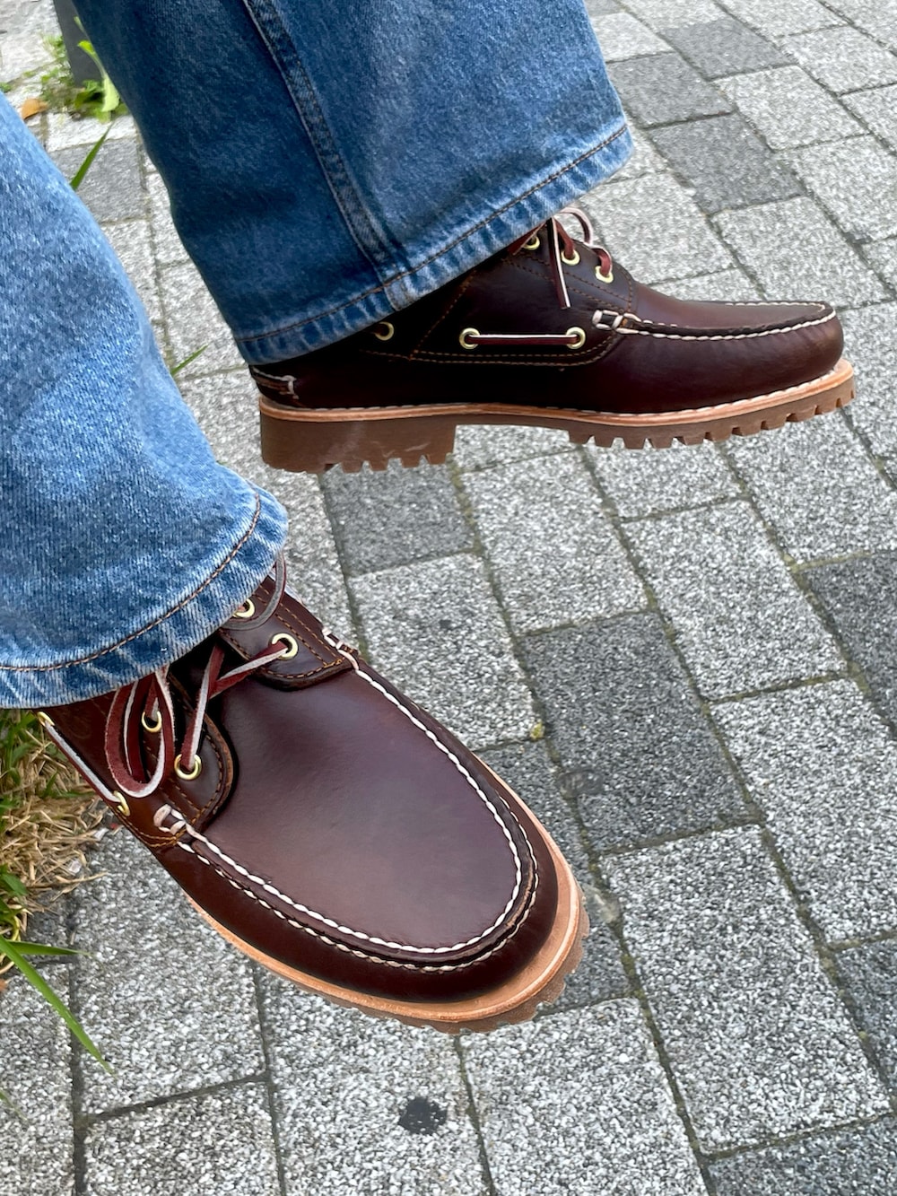 「どんなコーデにもこの一足、休日スタイル、ootd、Timberland、モカシン、デニム、デニムパンツ、春コーデ、夏コーデ、Tシャツ、お出かけコーデ、シンプルコーデ、シンプル」|「Timberlandのアイテム(デニムパンツ、ブルー系)」を使った、Timberland 伊勢丹新宿PC4さん(メンズ・170cm)の春コーディネートの2枚目の写真