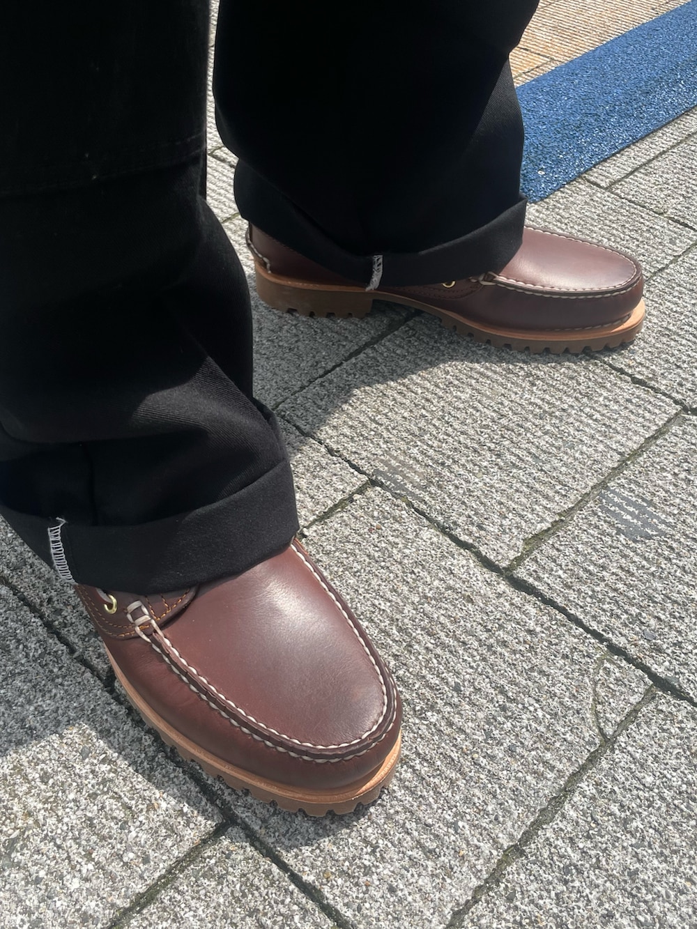 「どんなコーデにもこの一足、キャップ、ootd、シンプルコーデ、シンプル、春コーデ、夏コーデ、お出かけコーデ、今日のコーデ、メンズファッション、アメカジ、アメカジコーデ、チノパン、Timberland、モカシン」|「Timberlandの【定番】メンズ ティンバーランド アイコン スリーアイ クラシックラグ - ブラウン(モカシン/デッキシューズ、ブラウン系)」を使った、Timberland 伊勢丹新宿PC4さん(メンズ・170cm)の春コーディネートの2枚目の写真