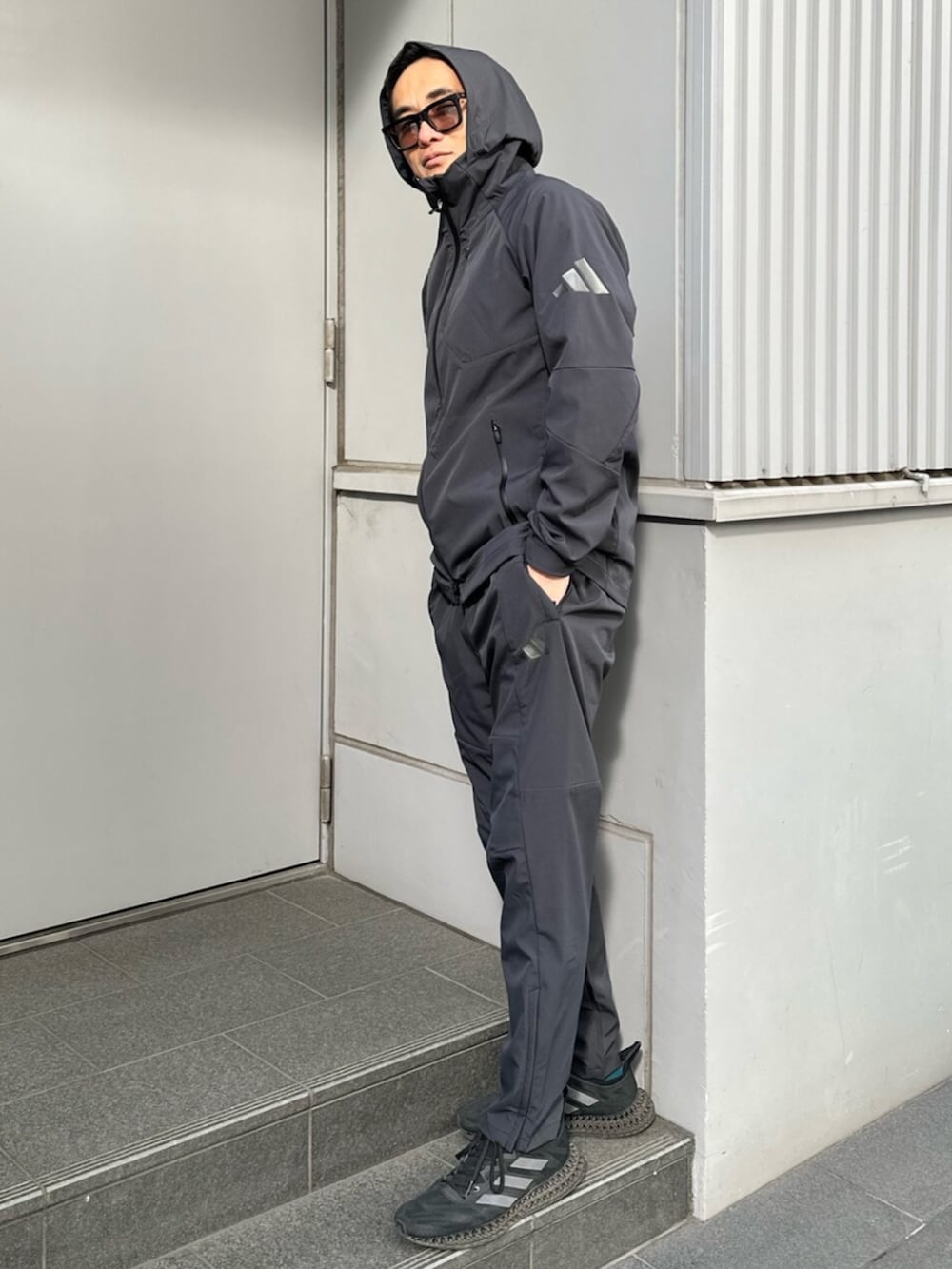 ブラック系のパーカー、ブラック系のスウェットパンツを着用したメンズの冬コーディネートの2枚目の写真