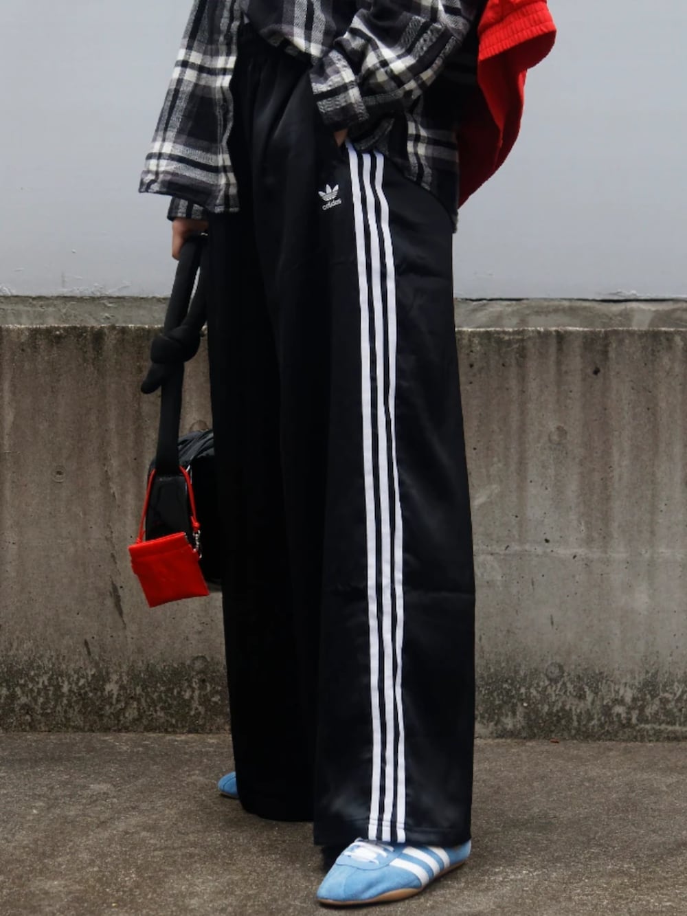 「adidas、adidas originals、アディダス、アディダスオリジナルス、スニーカー、アディカラー、テラス、スリーストライプス、ナイロンジャケット、ワイドパンツ、サテンパンツ、TOKYO」｜「adidasのアディカラー ウーブン ファイヤーバード トラックトップ（ジャージ） / トラックジャケット / アディダスオリジナルス adidas Originals（ナイロンジャケット、レッド系）」を使った、SWさん（メンズ・185cm）の冬コーディネートの3枚目の写真