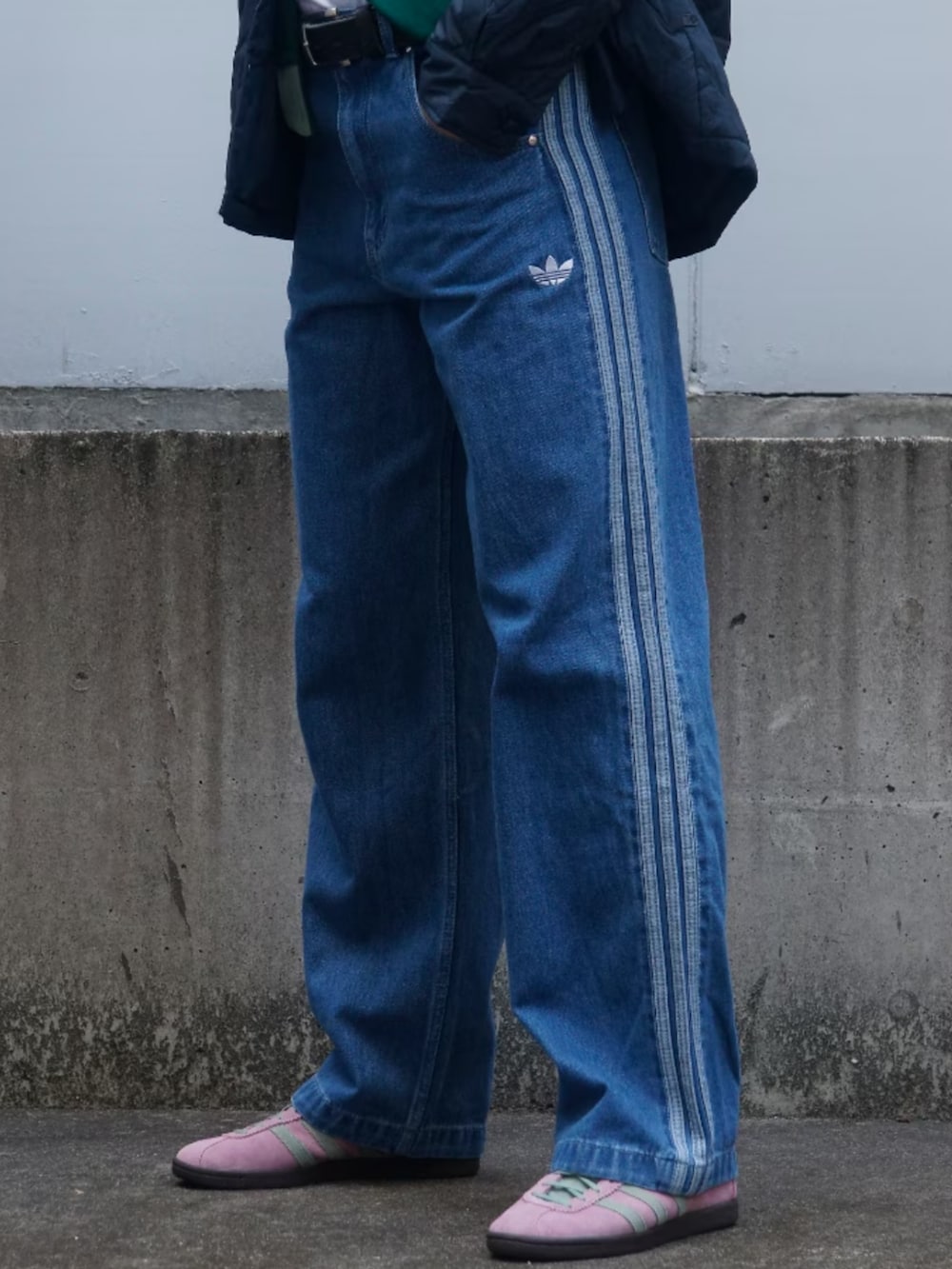 「スニーカー、アウター、adidas、ジャージ、アディダス、ショルダーバック、adidas originals、アディダスオリジナルス、トラックトップ、アディカラー」｜「adidasのLIGHTWEIGHT DOW / アディダスオリジナルス adidas Originals（ダウンジャケット/コート、ブルー系）」を使った、SWさん（メンズ・185cm）の冬コーディネートの3枚目の写真