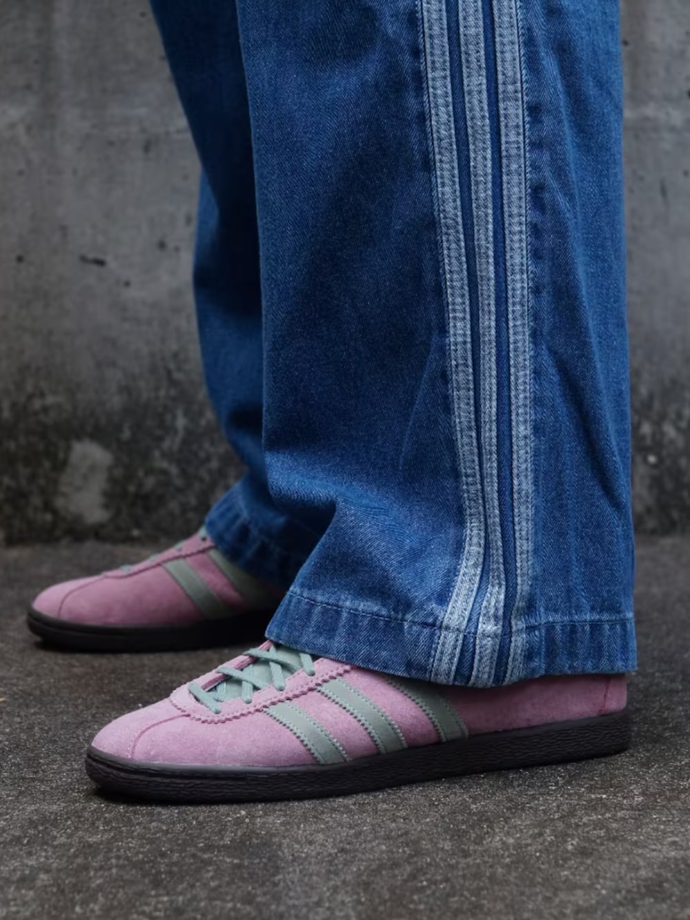 「スニーカー、アウター、adidas、ジャージ、アディダス、ショルダーバック、adidas originals、アディダスオリジナルス、トラックトップ、アディカラー」｜「adidasのLIGHTWEIGHT DOW / アディダスオリジナルス adidas Originals（ダウンジャケット/コート、ブルー系）」を使った、SWさん（メンズ・185cm）の冬コーディネートの4枚目の写真