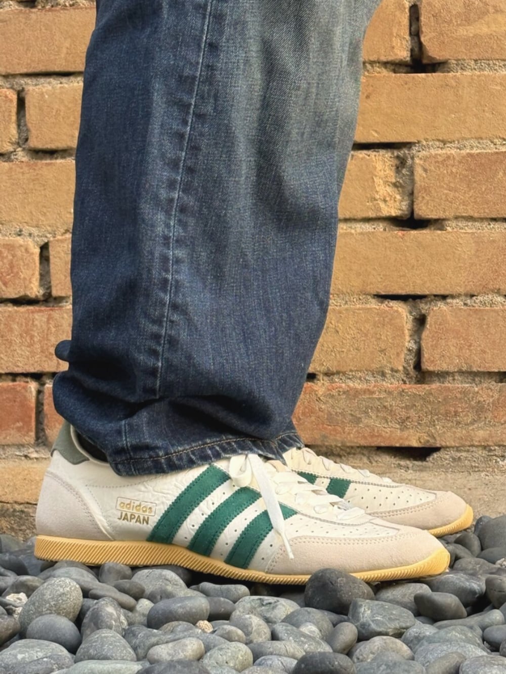 「スニーカー、adidas、アディダス、adidas originals、ローカット、アディダスオリジナルス、カジュアルコーデ、スリーストライプス」｜「adidasのジャパン / Japan / アディダスオリジナルス adidas Originals（スニーカー、ホワイト系）」を使った、SWさん（メンズ・185cm）の春コーディネートの2枚目の写真