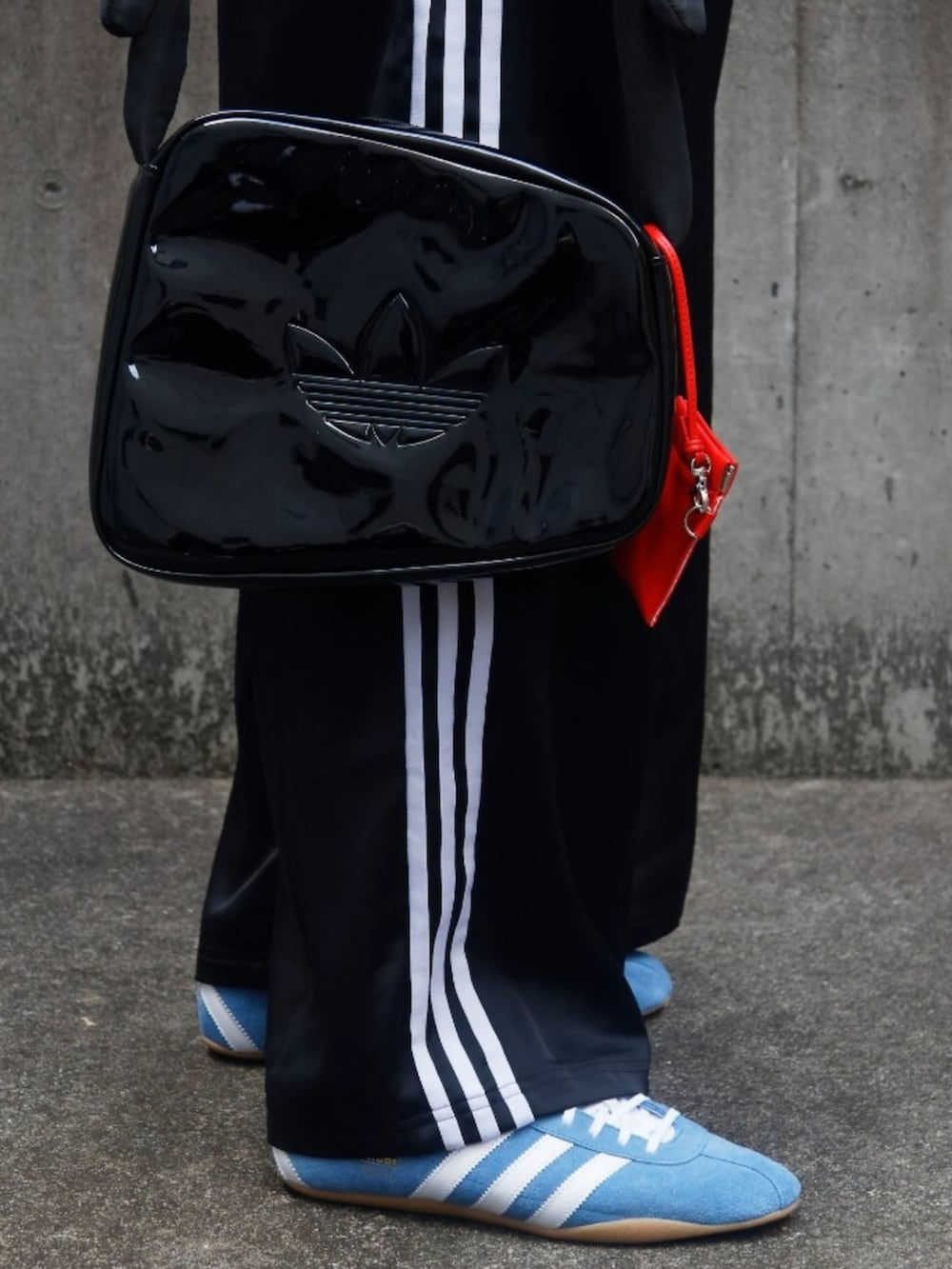 「adidas、adidas originals、アディダス、アディダスオリジナルス、スニーカー、アディカラー、テラス、スリーストライプス、ナイロンジャケット、ワイドパンツ、サテンパンツ、TOKYO」｜「adidasのアディカラー ウーブン ファイヤーバード トラックトップ（ジャージ） / トラックジャケット / アディダスオリジナルス adidas Originals（ナイロンジャケット、レッド系）」を使った、SWさん（メンズ・185cm）の冬コーディネートの4枚目の写真