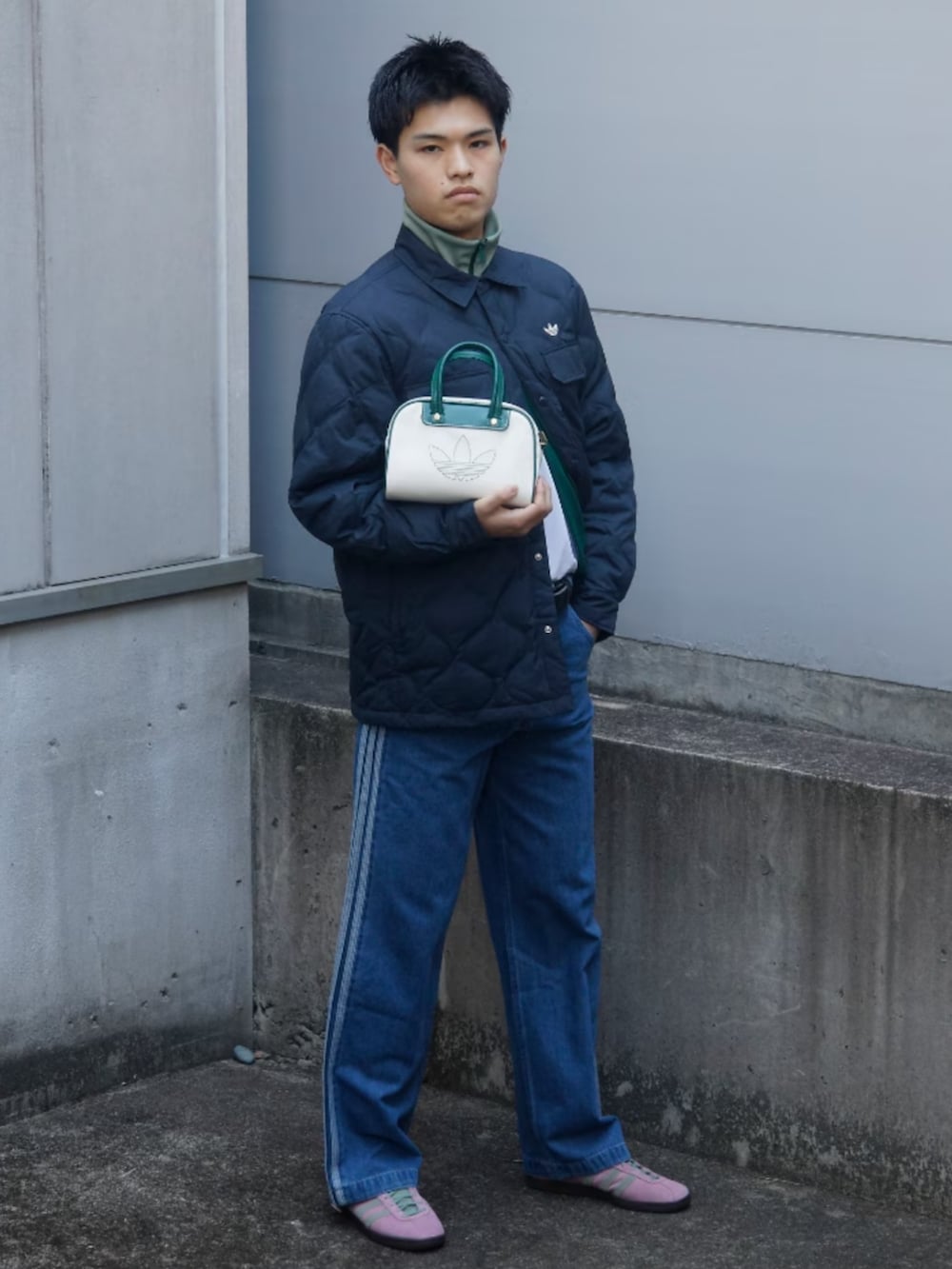 「スニーカー、アウター、adidas、ジャージ、アディダス、ショルダーバック、adidas originals、アディダスオリジナルス、トラックトップ、アディカラー」｜「adidasのLIGHTWEIGHT DOW / アディダスオリジナルス adidas Originals（ダウンジャケット/コート、ブルー系）」を使った、SWさん（メンズ・185cm）の冬コーディネートの2枚目の写真