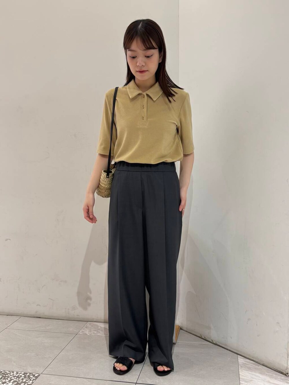 グレー系のその他パンツ、イエロー系のTシャツ/カットソーを着用したレディースの春コーディネートの2枚目の写真