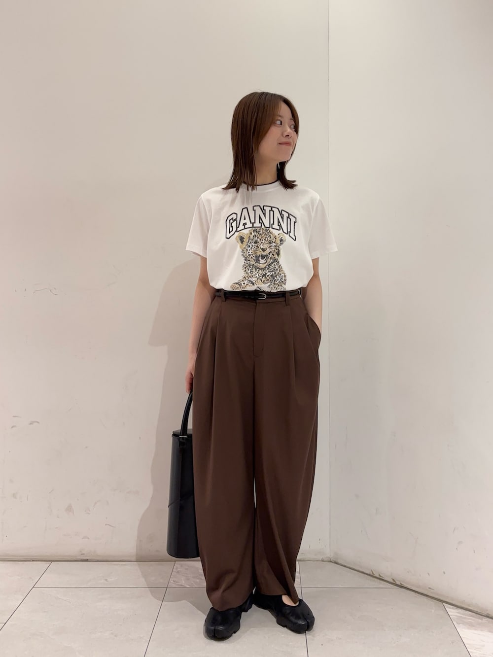 その他のTシャツ/カットソー、ブラウン系のその他パンツ、ブラック系のスニーカーを着用したレディースの春コーディネートの3枚目の写真