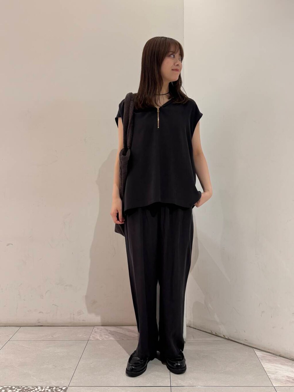 ホワイト系のキャミソール、ブラウン系のTシャツ/カットソー、ブラウン系のその他パンツを着用したレディースの夏コーディネートの4枚目の写真