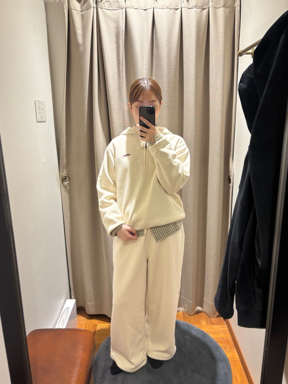 ホワイト系のパーカー、ホワイト系のその他パンツ、グリーン系のシャツ/ブラウスを着用したレディースの秋コーディネートの3枚目の写真