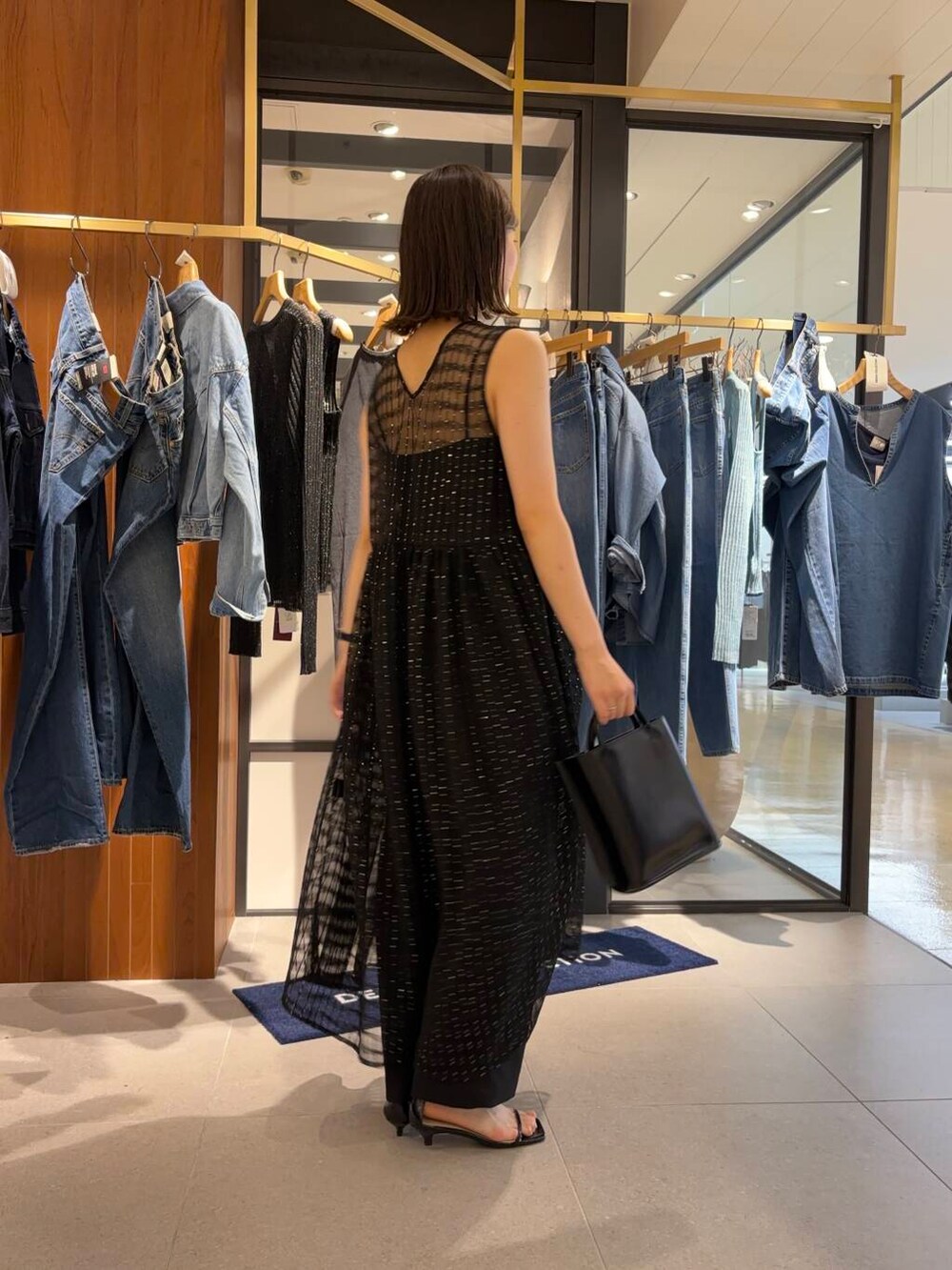 ブラック系のキャミソール、ブラック系のその他パンツ、ブラック系のサンダルを着用したレディースの夏コーディネートの3枚目の写真