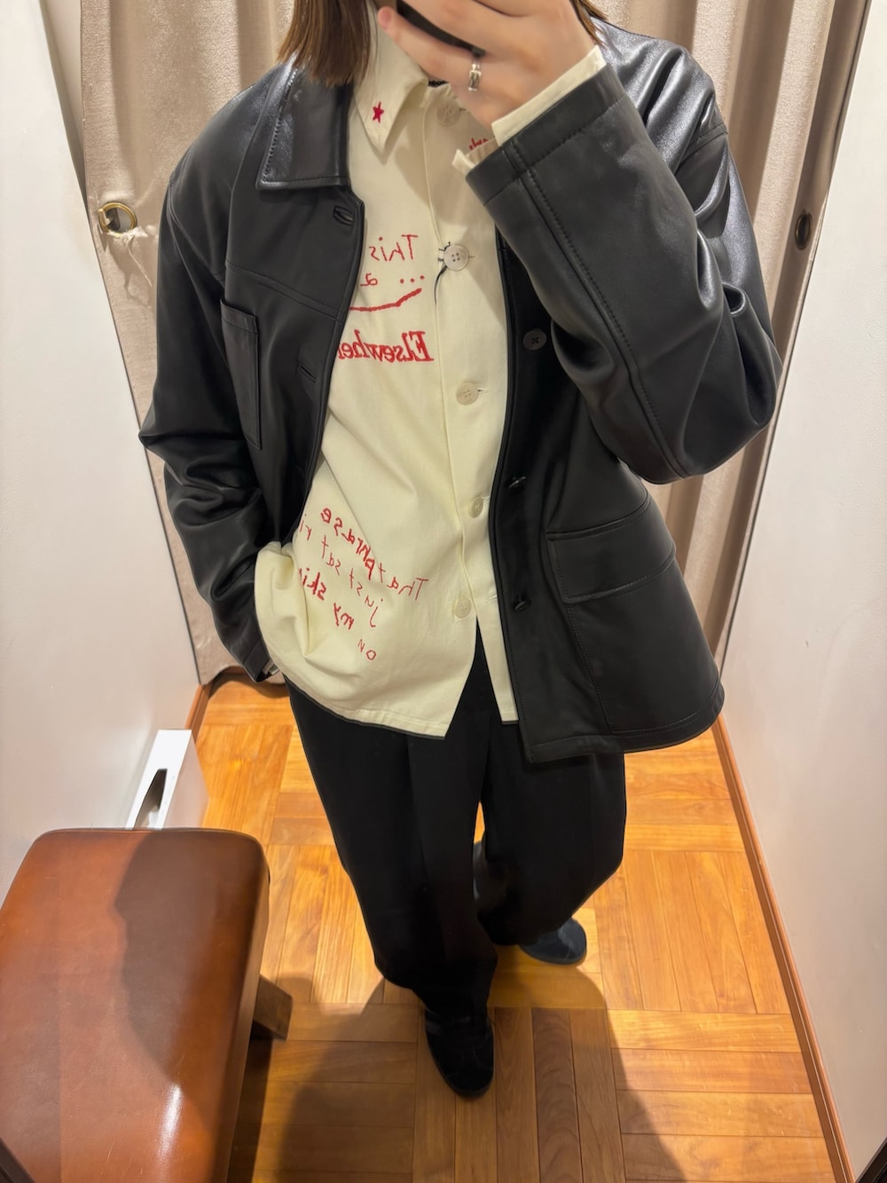 ホワイト系のTシャツ/カットソー、ブラック系のその他アウター、ブラック系のその他パンツを着用したレディースの秋コーディネートの2枚目の写真