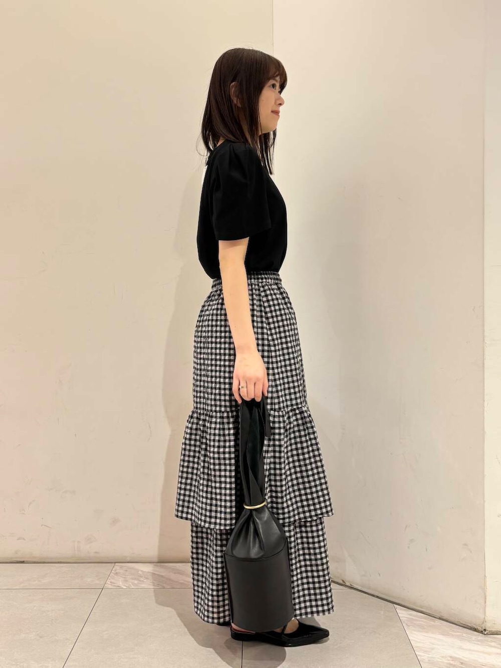 ブラック系のパンプス、その他のスカート、ブラック系のTシャツ/カットソーを着用したレディースの春コーディネートの3枚目の写真