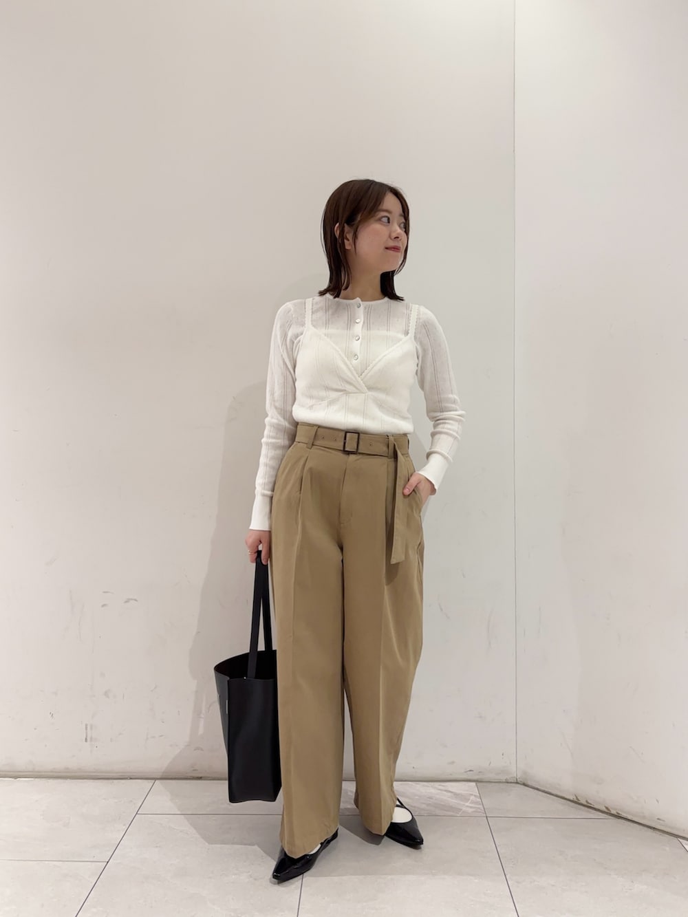 ホワイト系のニット/セーター、ホワイト系のニット/セーター、ベージュ系のその他パンツを着用したレディースの冬コーディネートの3枚目の写真