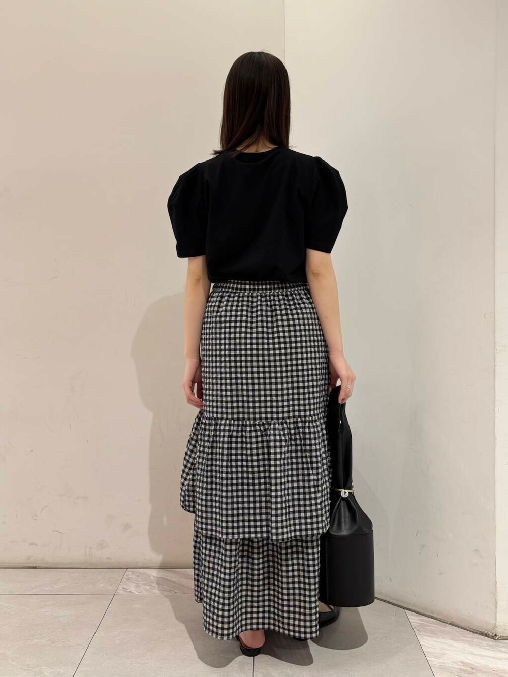 ブラック系のパンプス、その他のスカート、ブラック系のTシャツ/カットソーを着用したレディースの春コーディネートの4枚目の写真