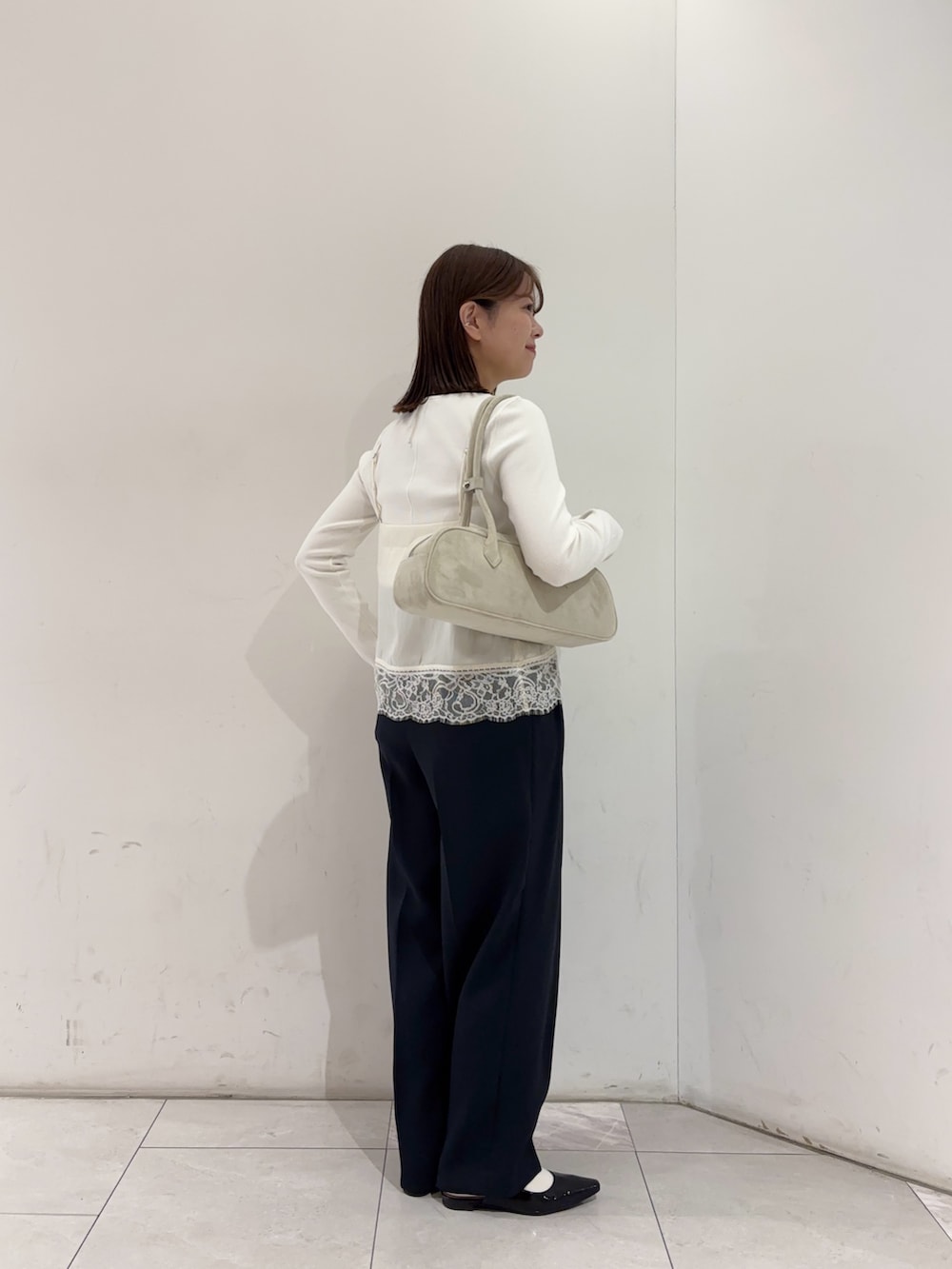 ホワイト系のキャミソール、ホワイト系のTシャツ/カットソー、ブルー系のその他パンツを着用したレディースの冬コーディネートの2枚目の写真