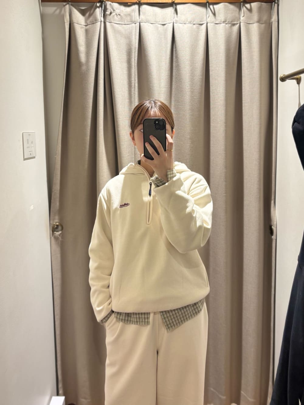 ホワイト系のパーカー、ホワイト系のその他パンツ、グリーン系のシャツ/ブラウスを着用したレディースの秋コーディネートの2枚目の写真