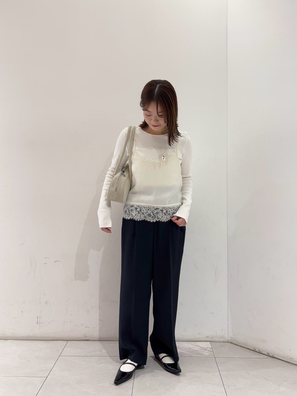 ホワイト系のキャミソール、ホワイト系のTシャツ/カットソー、ブルー系のその他パンツを着用したレディースの冬コーディネートの3枚目の写真