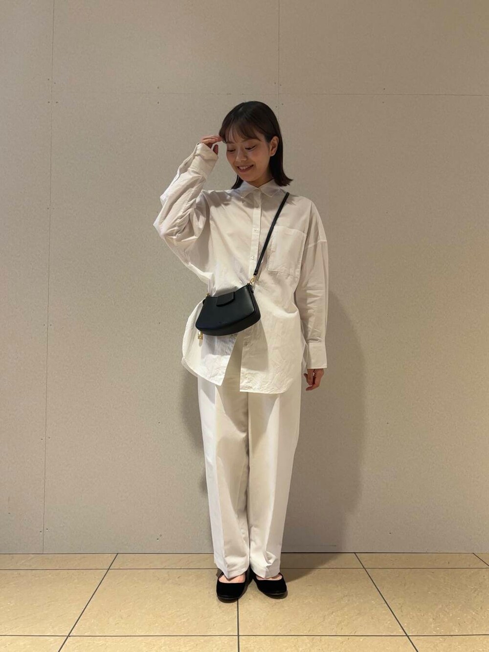 ホワイト系のその他パンツ、ホワイト系のシャツ/ブラウス、ブラック系のハンドバッグを着用したレディースの夏コーディネートの2枚目の写真