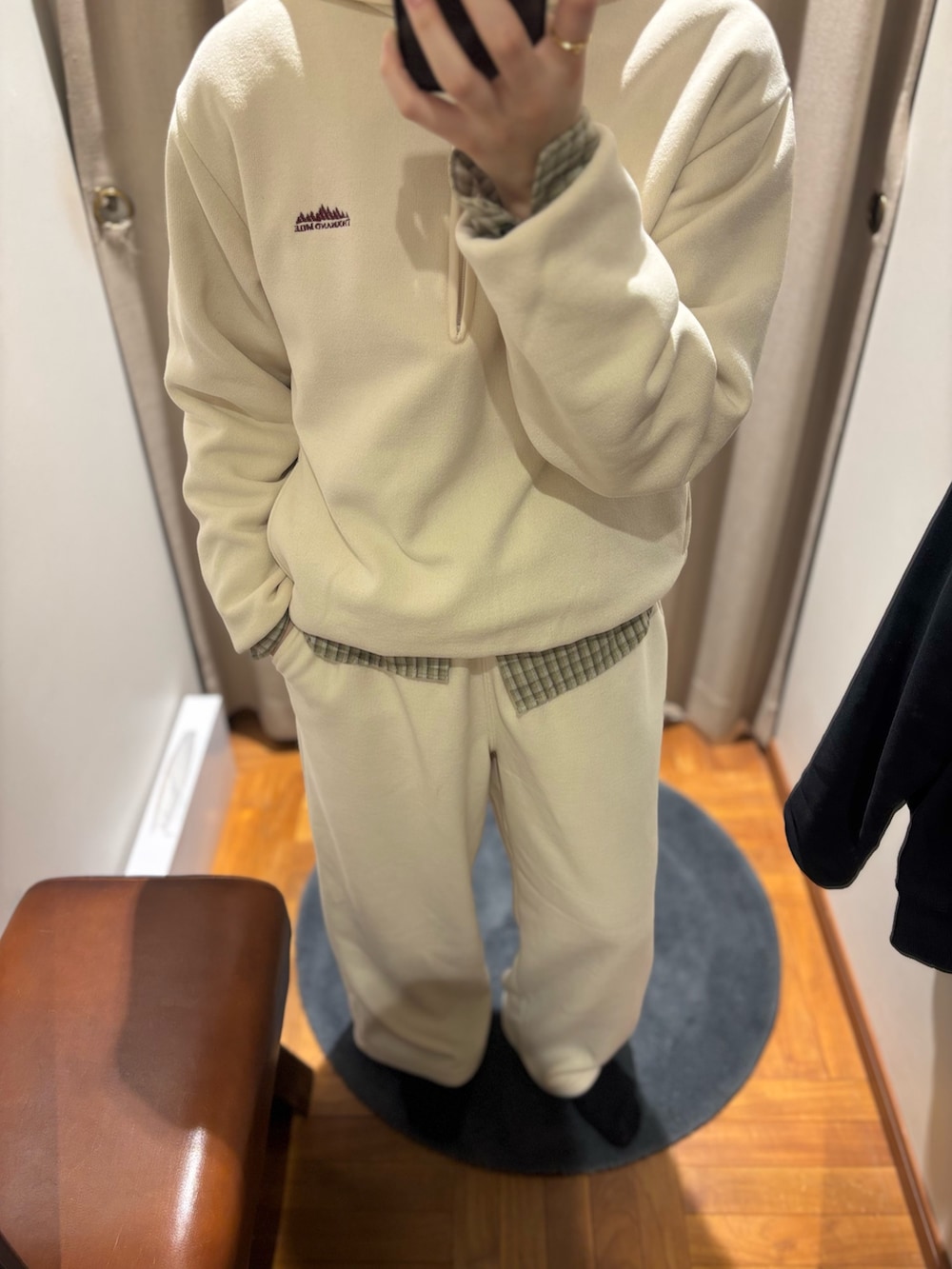 ホワイト系のパーカー、ホワイト系のその他パンツ、グリーン系のシャツ/ブラウスを着用したレディースの秋コーディネートの4枚目の写真