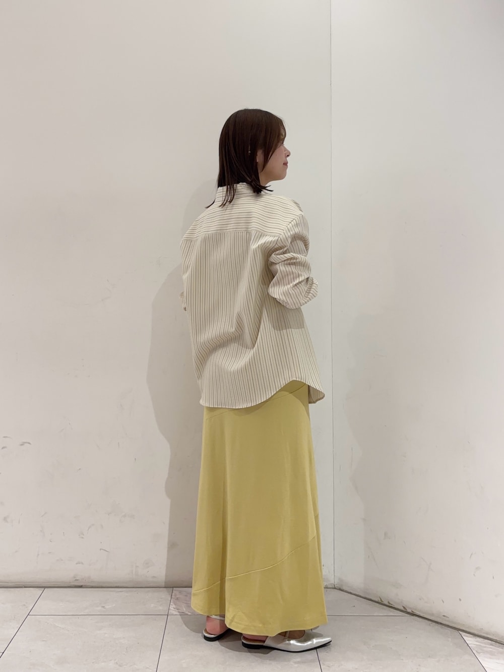 その他のシャツ/ブラウス、シルバー系のパンプス、ホワイト系のワンピースを着用したレディースの春コーディネートの3枚目の写真