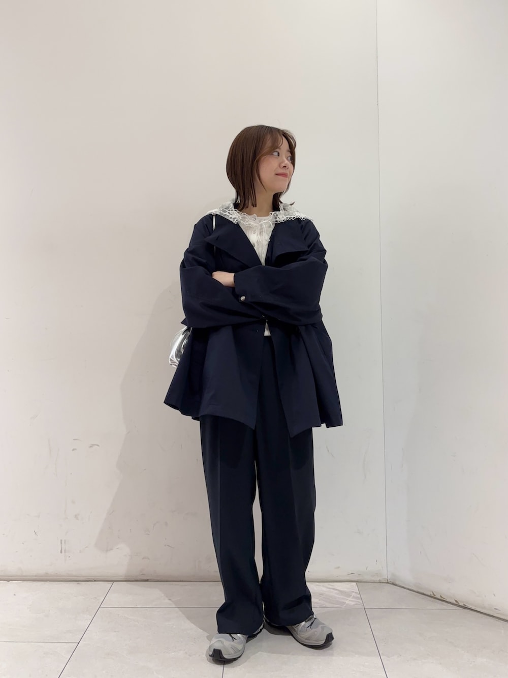 ブルー系のトレンチコート、ホワイト系のニット/セーター、ホワイト系のニット/セーターを着用したレディースの冬コーディネートの4枚目の写真