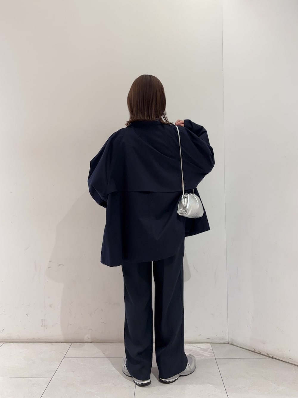 ブルー系のトレンチコート、ホワイト系のニット/セーター、ホワイト系のニット/セーターを着用したレディースの冬コーディネートの3枚目の写真