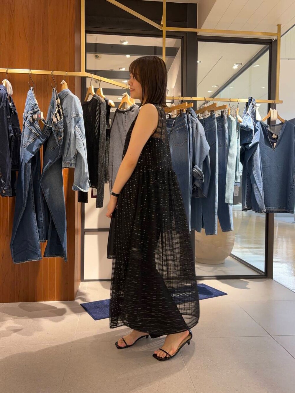 ブラック系のキャミソール、ブラック系のその他パンツ、ブラック系のサンダルを着用したレディースの夏コーディネートの2枚目の写真