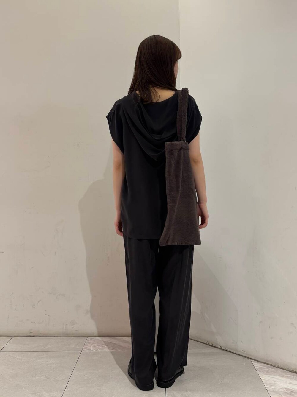 ホワイト系のキャミソール、ブラウン系のTシャツ/カットソー、ブラウン系のその他パンツを着用したレディースの夏コーディネートの3枚目の写真