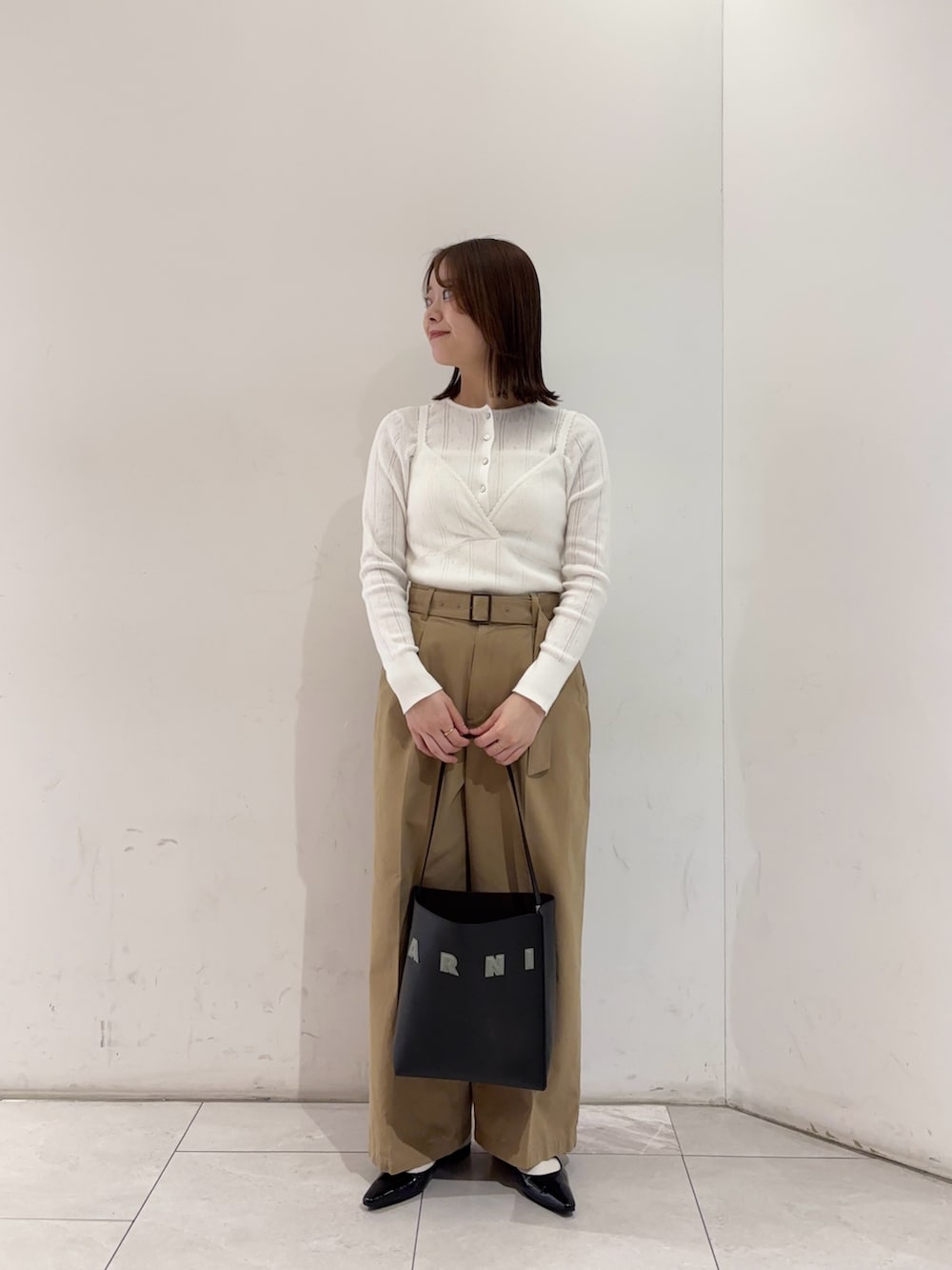 ホワイト系のニット/セーター、ホワイト系のニット/セーター、ベージュ系のその他パンツを着用したレディースの冬コーディネートの4枚目の写真