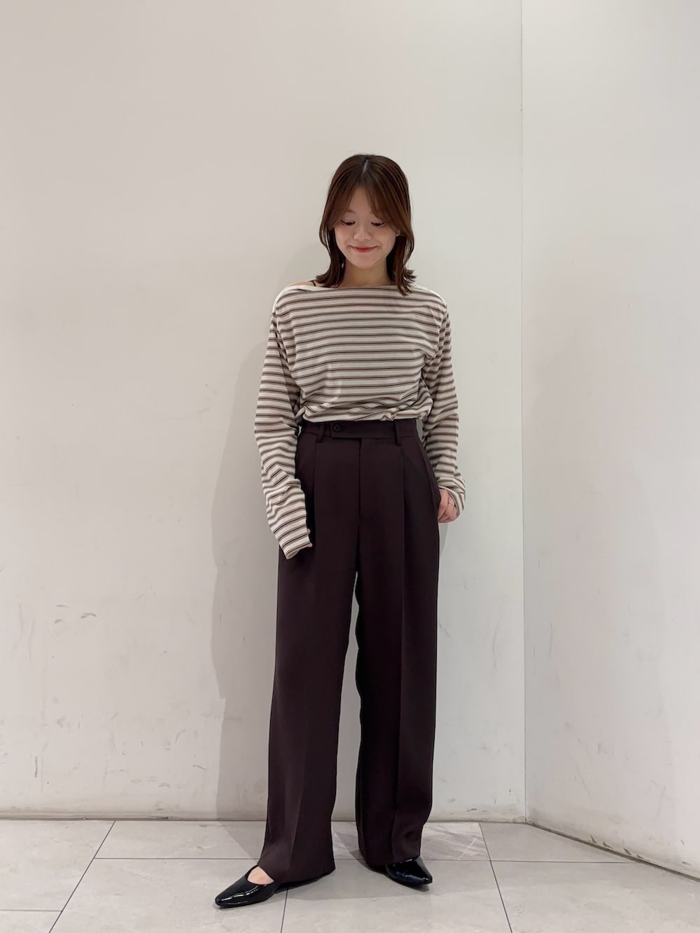 ホワイト系のTシャツ/カットソー、ブラウン系のその他パンツ、ブラック系のパンプスを着用したレディースの春コーディネートの4枚目の写真