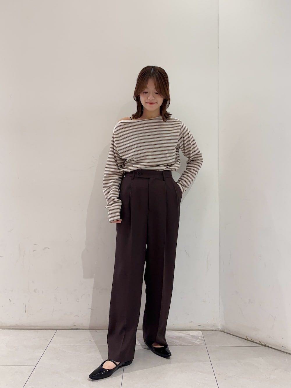 ホワイト系のTシャツ/カットソー、ブラウン系のその他パンツ、ブラック系のパンプスを着用したレディースの春コーディネートの3枚目の写真