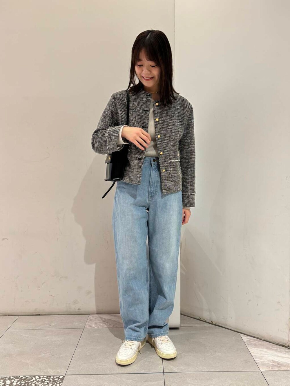 ブラック系のノーカラージャケット、グレー系のニット/セーター、ブラック系のショルダーバッグを着用したレディースの冬コーディネートの3枚目の写真