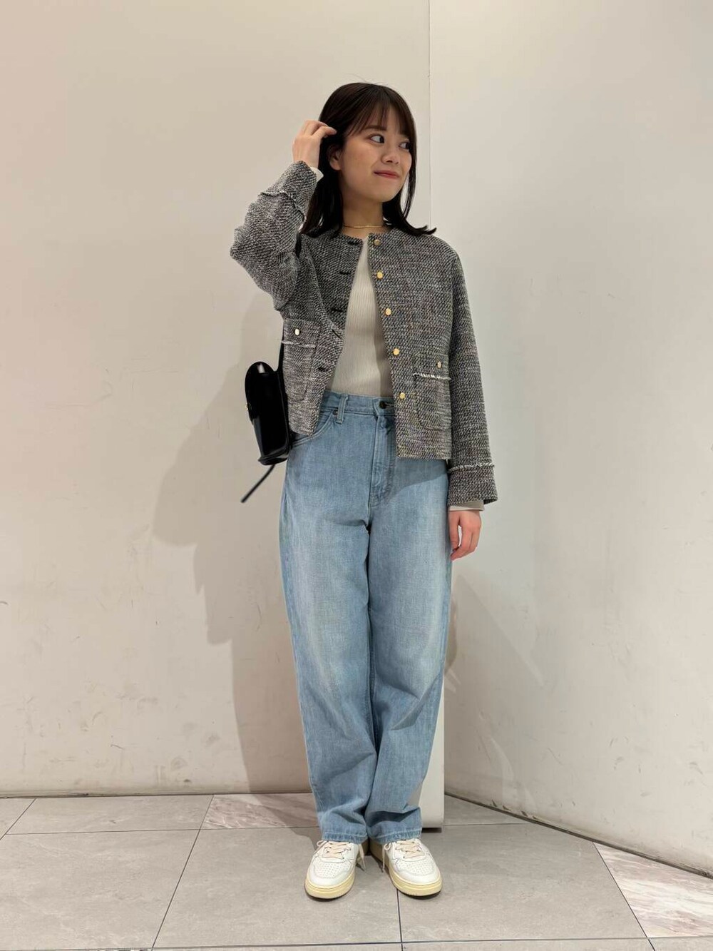 ブラック系のノーカラージャケット、グレー系のニット/セーター、ブラック系のショルダーバッグを着用したレディースの冬コーディネートの4枚目の写真