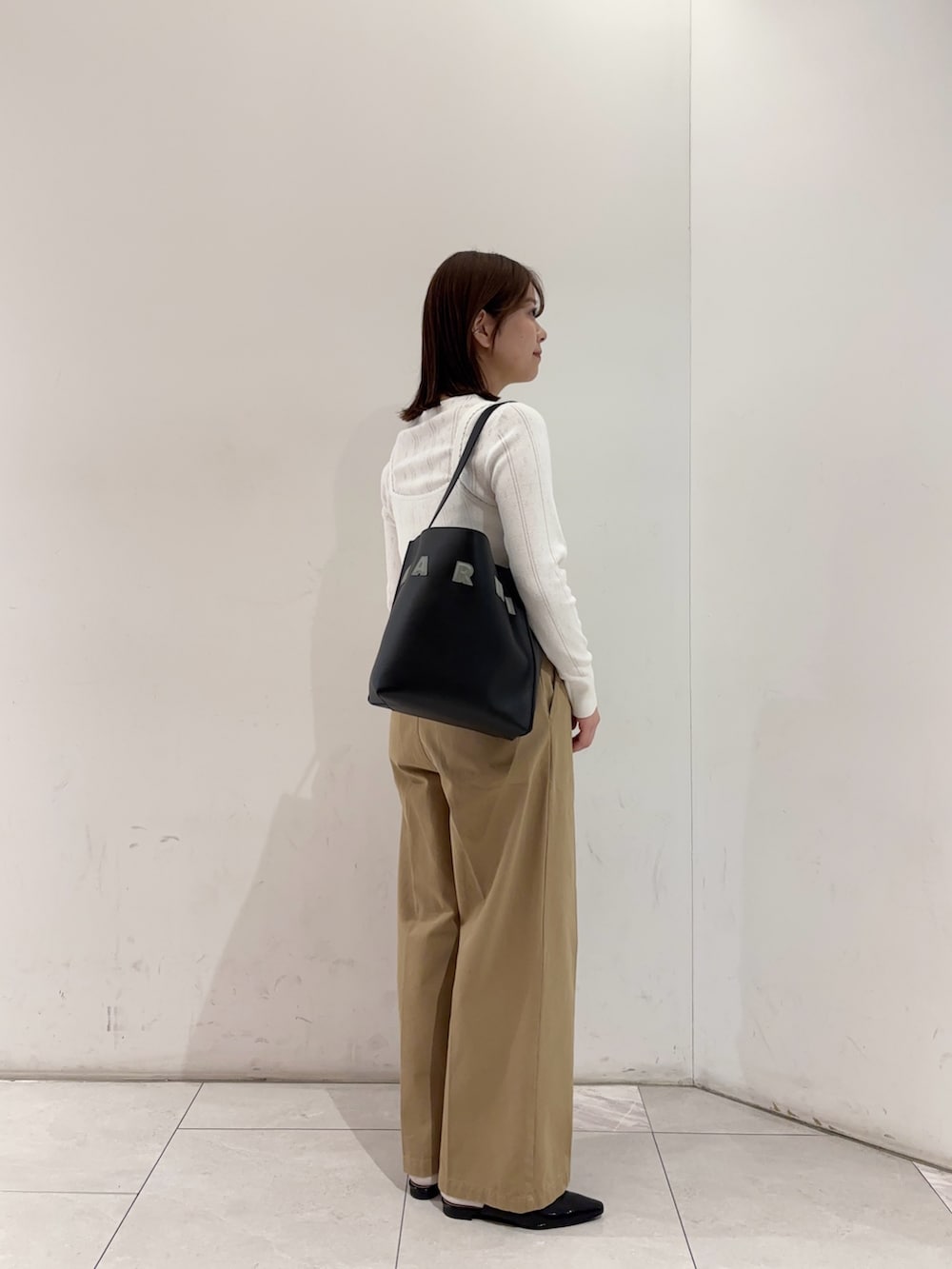 ホワイト系のニット/セーター、ホワイト系のニット/セーター、ベージュ系のその他パンツを着用したレディースの冬コーディネートの2枚目の写真